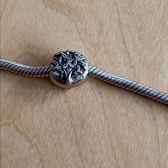 Chamilia January Snowdrop charm - Picture 4 of 6